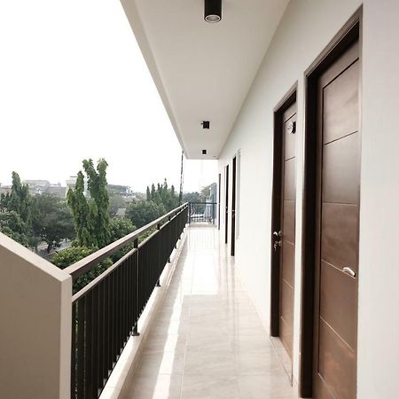 Hotel Reddoorz Near Taman Palem Giacarta Esterno foto