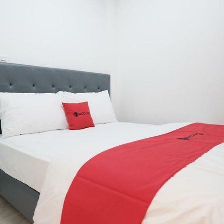 Hotel Reddoorz Near Taman Palem Giacarta Esterno foto