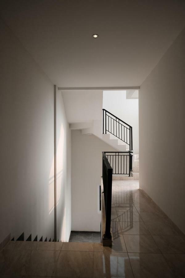 Hotel Reddoorz Near Taman Palem Giacarta Esterno foto