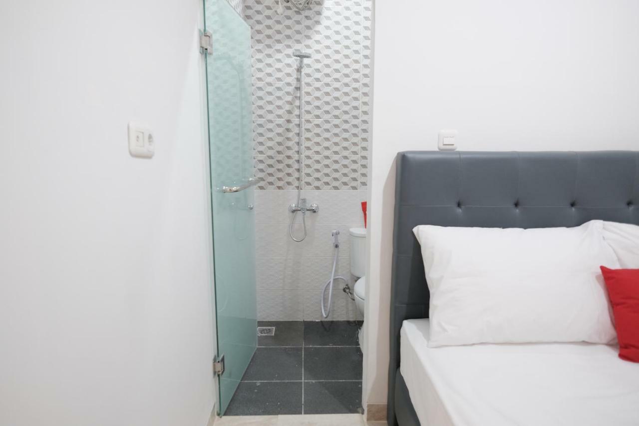 Hotel Reddoorz Near Taman Palem Giacarta Esterno foto