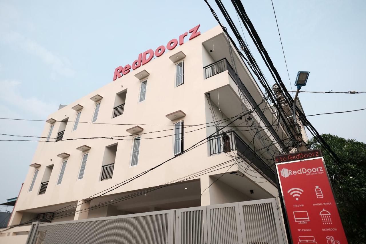 Hotel Reddoorz Near Taman Palem Giacarta Esterno foto