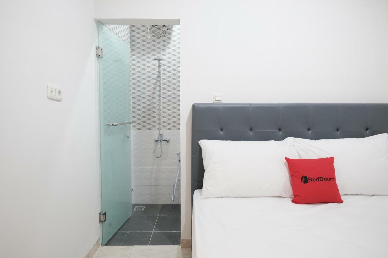 Hotel Reddoorz Near Taman Palem Giacarta Esterno foto