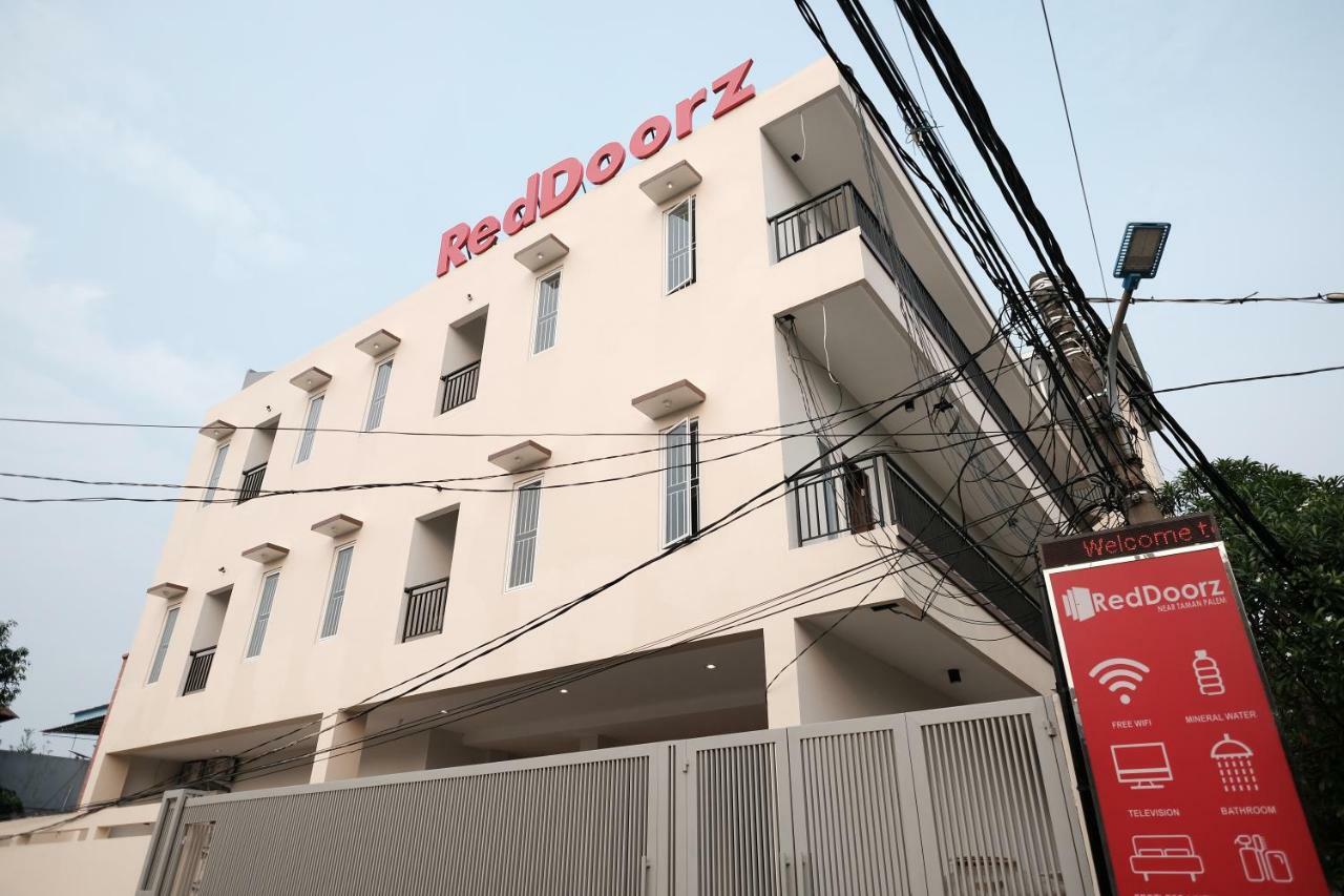 Hotel Reddoorz Near Taman Palem Giacarta Esterno foto