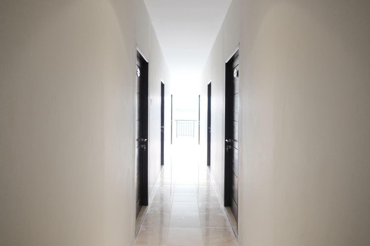 Hotel Reddoorz Near Taman Palem Giacarta Esterno foto